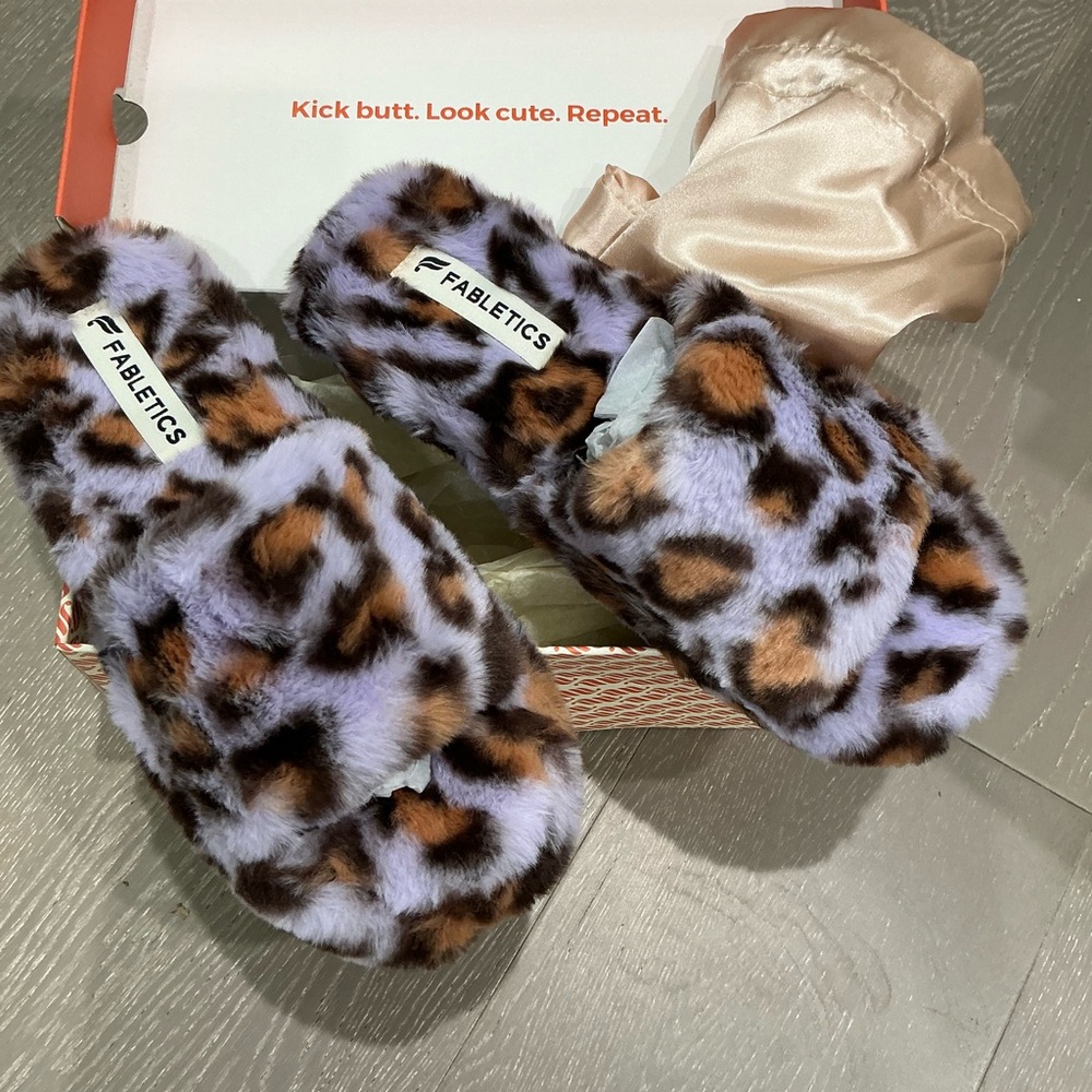 New in box- Fabletics lavender & brown fuzzy slippers sz 9 - Picture 2 of 4